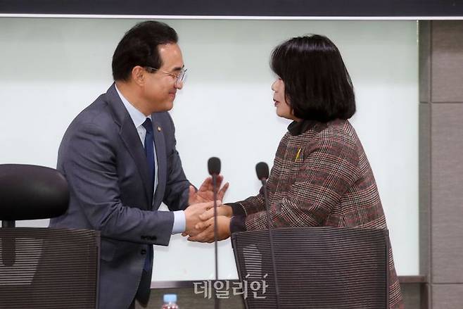 박홍근 더불어민주당 원내대표와 윤미향 무소속 의원이 13일 의원회관에서 열린 퇴역 경주마 복지 개선을 위한 국회토론회에서 만나 인사를 나누고 있다. ⓒ데일리안 박항구 기자