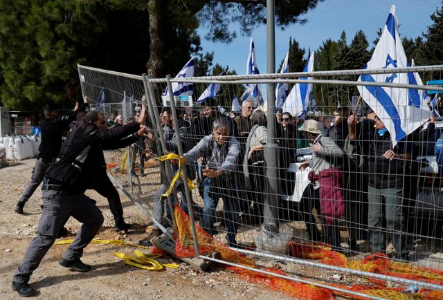베냐민 네타냐후 이스라엘 총리가 주도하는 '사법 개혁'에 반대하는 시민들이 경찰관들과 충돌하고 있다. 로이터 연합뉴스