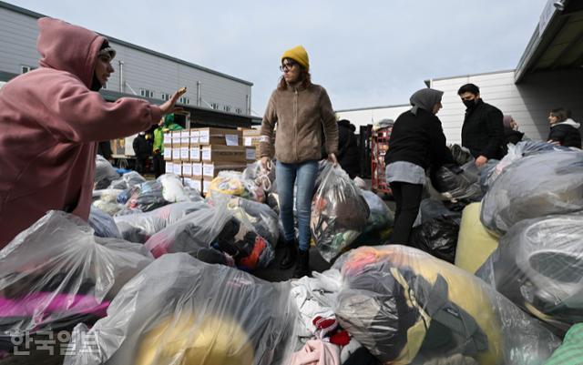 13일 인천 중구의 한 물류센터에서 센터 관계자와 튀르키예 자원봉사자들이 전국 각지에서 몰려든 구호물품을 정리하고 있다.
