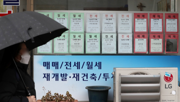 서울의 한 부동산 사무소에서 아파트와 빌라의 매매, 전세 정보를 안내하고 있다. 기사와 무관한 사진.  [사진=뉴시스 ]