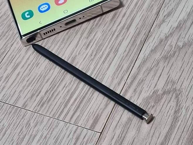 갤럭시S23 울트라의 S펜은 본체 하단 좌측에 꽂힌다