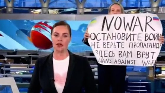 러시아 언론인 마리아 오브샤니코바가 작년 3월 14일(현지시간) 러시아 국영TV 방송 중 시위하는 모습. 사진 채널1 TV 방송 캡처