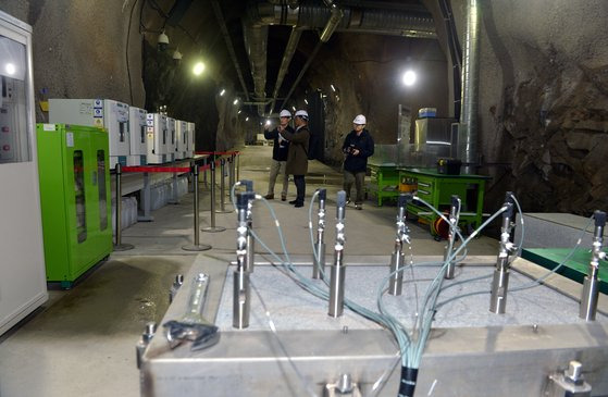 대전 한국원자력연구원 야산 기슭에 위치한 지하처분연구시설(KAERI Underground Research Tunnel)에서 지성훈 사용후핵연료저장처분연구단 저장처분기술개발부장(왼쪽)이 중앙일보 취재진에게 지하 터널 내부의 각종 시설을 설명하고 있다. 프리랜서 김성태