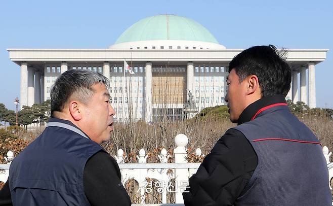 김동명 한국노총 위원장(왼쪽)과 양경수 민주노총 위원장이 14일 국회 앞에서 공동 기자회견을 마친 뒤 대화하고 있다. 김창길 기자