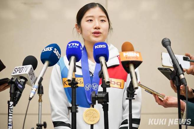 국제빙상경기연맹(ISU) 4대륙선수권대회에서 금메달을 차지한 이해인 여자 피겨 스케이팅 선수가 14일 오후 인천 중구 인천국제공항 제2여객터미널을 통해 귀국한 후 인터뷰를 하고 있다.