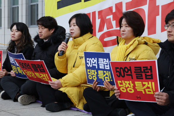 정의당 이정미 당대표가 13일 오전 국회 본청 앞 농성장에서 열린 제28차 상무집행위원회 회의에서 발언하고 있다. 연합뉴스