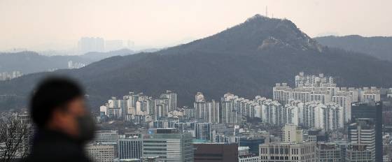 정부가 지난달 새해 주택시장 정상화를 위해 세제·금융, 규제완화 등의 종합계획을 발표했으나 입주율에 큰 영향을 미치지는 못했다는 분석이 나왔다. 주택산업연구원이 13일 주택사업자 대상으로 설문조사를 실시한 결과 지난달 전국 아파트 입주율은 66.6%로, 전월 대비 5.1%포인트 하락한 것으로 나타났다. 기준금리가 오르며 대출 부담이 커지자 매수심리가 위축된 탓이다./사진=뉴시스