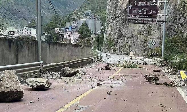 지난 2022년 9월 5일 규모 6.8의 강진이 발생한 중국 쓰촨성 간쯔장족자치주 루딩현 도로에 암석이 떨어져 있다. 신화연합뉴스