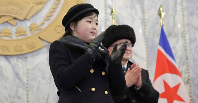 북한 조선중앙통신이 공개한 사진에 김정은 북한 국무위원장의 딸 김주애(왼쪽)가 8일 평양 김일성 광장에서 열린 조선 인민군 창건 75주년 열병식에 참석해 박수를 치고 있다. 평양=AP뉴시스