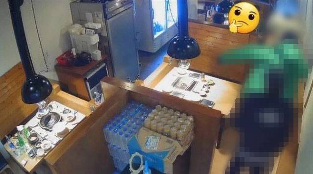 인천 청라의 한 양갈비 집에서 남성 4명이 식사를 마친 뒤 겉옷을 입으며 밖으로 나서고 있는 모습. 온라인 커뮤니티 캡처