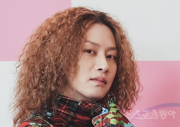 Kim Hee-chul apologized to the Instagram account on the afternoon of the 13th that he left the right and wrong of my thoughts, abused harsh and vulgar expressions, and showed Naeronambul.Once again, I am most sorry for the fans who have been hurt by the controversy I have created. I wrote that I will not be involved in any controversy in the future.However, I do not think it is wrong to look back on school violence and certain sites, but I do not think it is wrong. I emphasized that I will not explain or apologize for the comments I made in Drinking.Kim Hee-chul appeared on the live broadcast of BJ Choi in Africa on the 9th in a drinking state. The problem is that he spoke out even though the level of speech and contents were controversial.Even he himself said that he would be able to get in touch with his agency because of his remarks.There was a lot of sophistry in Kim Hee-chuls words on the show.I can say my Xiao Xin, but it is beyond Sophistry to express Kangin who left Super Junior due to various criminal acts and gossip as  ⁇ Manly Men ⁇ .I do not know if it was to protect a close relationship, or if I wanted to convey the facts about some situations at the time.Kim Hee-chuls attitude after the remarks rather than the utterance level is that he is a person who once referred to himself as a space superstar.There is no public apology for those who work for him, and those who hire him to create a program together, even though he has only a few lines. It seems that he did not feel sorry for his Xiao Xin.Kim Hee-chul, however, did not even have the basic courtesy of those who had to worry about not having to worry about whether or not it would affect the program by looking at the deteriorating atmosphere.It is personal freedom. However, you should not overlook the fact that there are some people who have worked hard together or used themselves until you become Kim Hee-chul of today.Among them, it is necessary to make a clear apology for the behavior of broadcasting officials to worry about the deviation of the performers instead of the direction of the program. Xiao Xin, who hurts others, Xiao Xin is not Xiao Xin.If youre not going to give up your celebrity life and choose a new life as a YouTuber, the answer is to watch your mouth, unless youre going to scratch it again.Kim Hee-chul promises not to get involved in controversy.