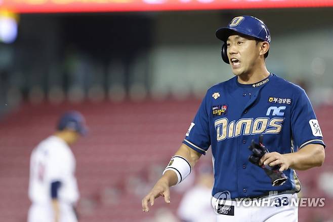 밝은 표정으로 더그아웃 향하는 이명기 2022년 9월 21일 오후 서울 잠실야구장에서 열린 2022 프로야구 KBO리그 NC 다이노스와 두산 베어스의 경기. 6회초 이닝이 끝나자 2타점 적시타를 기록한 이명기가 밝은 표정으로 더그아웃으로 향하고 있다. [연합뉴스 자료사진]