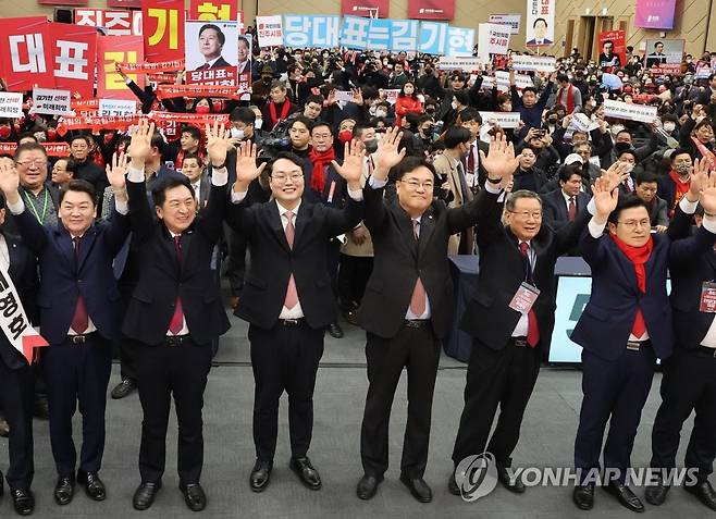 국민의힘 제3차 전당대회 부산·울산·경남 합동연설회 (부산=연합뉴스) 이정훈 기자 = 국민의힘 정진석 비상대책위원장과 당대표 후보들이 14일 오후 부산 동구 부산항국제전시컨벤션센터 열린 제3차 전당대회 부산·울산·경남 합동연설회에서 손을 맞잡고 인사하고 있다. 왼쪽부터 안철수·김기현·천하람 당대표 후보, 정 비대위원장, 유흥수 선관위원장, 황교안 당대표 후보. 2023.2.14 uwg806@yna.co.kr