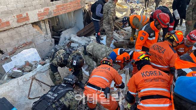 대한민국 긴급구호대가 11일 튀르키예 하타이주 안타키아에서 현지 구조팀과 합동으로 구조활동을 벌이고 있다 (사진=대한민국 긴급구호대)