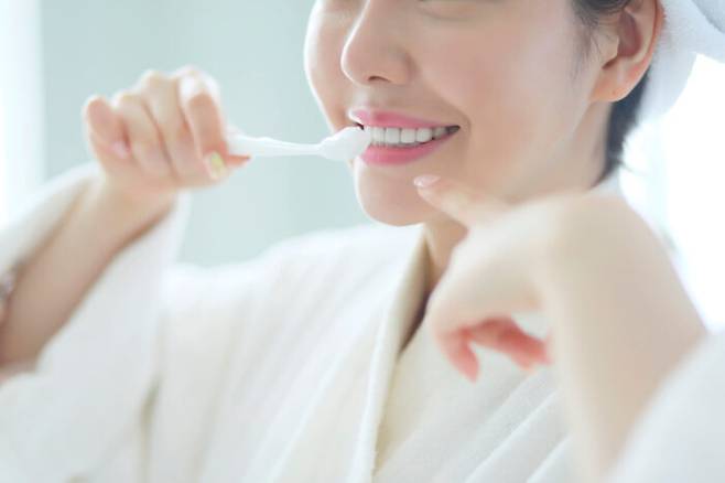 전문가들은 대부분 식후 곧장 양치질을 하는 것보다 좀 기다렸다가 하는 것이 더 낫다고 말한다. [사진=클립아트코리아]