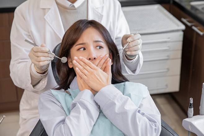 치과에 가지 않는 것이 건강에 미치는 악영향은 연 2회 진료를 받는 것보다 훨씬 무섭다. 무엇보다 먼저 치과에 가도록 한다. [사진=클립아트코리아]