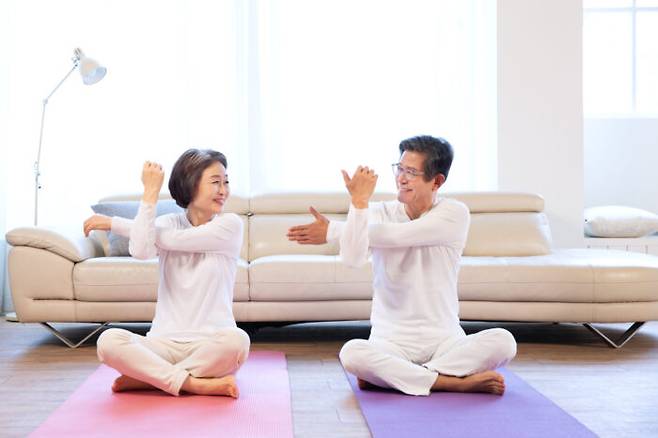 근육 조직에서 세라마이드 합성을 감소시키는 유전적 메커니즘을 가진 노인들의 경우, 악력이 강하고 장거리를 걷거나 의자에서 일어서는 능력도 향상한다는 사실에서 알 수 있듯 나이에 비해 훨씬 건강했다. [사진=게티이미지뱅크]