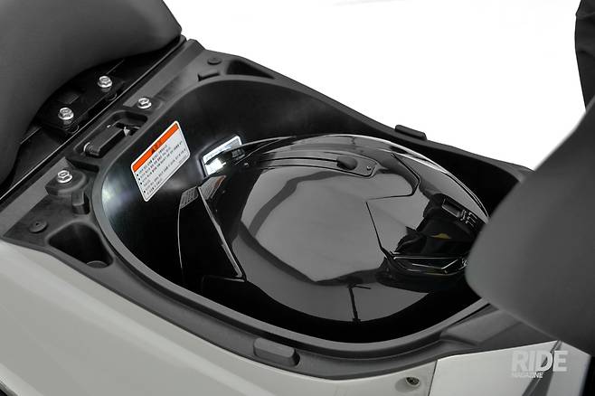 배터리 수납함을 센터 터널에 위치시켜 풀페이스 헬멧이 들어가는 트렁크를 확보했다