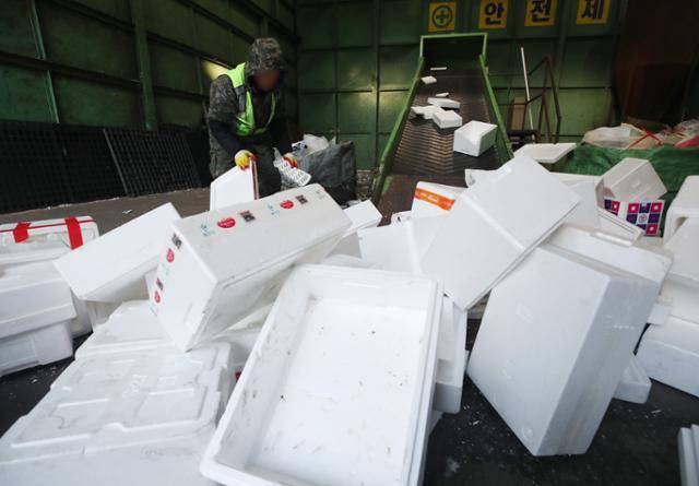 설 연휴가 끝난 지난달 25일 서울의 한 재활용센터에서 작업자가 스티로폼 포장재를 분류하고 있다. 뉴스1
