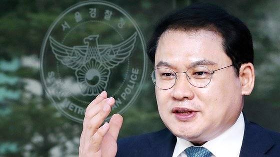 김건희 여사 팬클럽 ‘건희사랑’ 회장을 지낸 강신업 변호사가 지난해 9월 서울중앙지검을 방문했다. 뉴스1