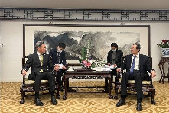 14일 베이징에 위치한 중국 외교부에서 정재호 주중 한국 대사(왼쪽)와 쑨웨이둥 중국 외교부 부부장이 대화를 나누고 있다. 주중 한국대사관 누리집 캡처