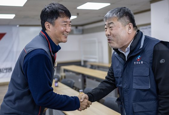 양경수 전국민주노동조합총연맹(민주노총,왼쪽) 위원장과 김동명 한국노동조합총연맹(한국노총) 위원장이 15일 오전 서울 민주노총 교육장에서 열린 간담회에 앞서 악수를 나누고 있다. 연합뉴스