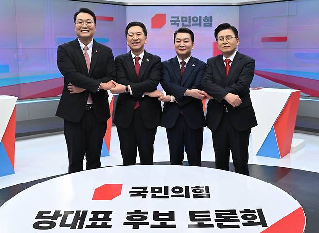 15일 서울 중구 TV조선 스튜디오에서 열린 국민의힘 당대표 후보 첫번째 TV토론에 앞서 천하람· 김기현·안철수·황교안 후보(왼쪽부터)가 손을 잡고 기념촬영을 하고 있다. 국회사진기자단