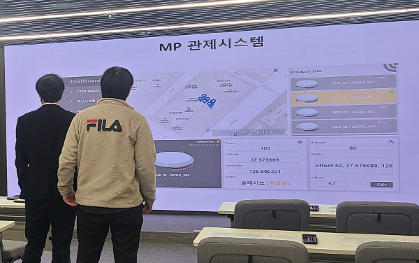 서울 스마트시티센터에서 ‘의사위성을 이용한 실내 위치 결정 기술’ 연구 시연을 하고 있다. 국토지리정보원 제공