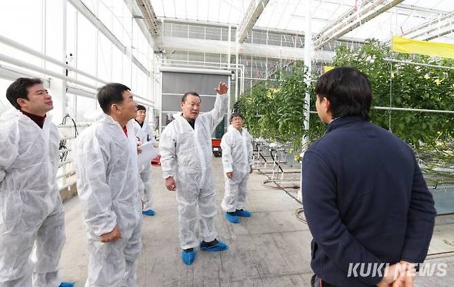 충남도의회 농수산해양위원들이 15일 태안군의 한 스마트팜을 둘러보고 있다. 충남도의회 제공