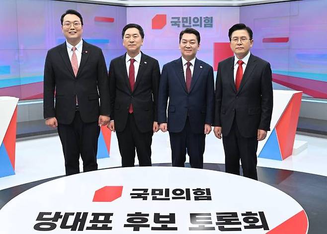 국민의힘 천하람(왼쪽부터), 김기현, 안철수, 황교안 당대표 후보가 15일 오후 서울 중구 TV조선 스튜디오에서 열린 TV토론회를 앞두고 기념 촬영을 하고 있다.    사진=국회사진취재단