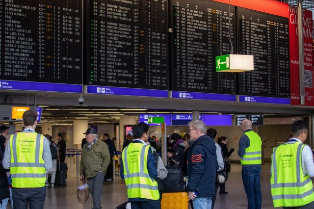 독일 항공사 루프트한자 직원들이 15일(현지시간) 푸랑크푸르트 암마인공항에서 전산 오류에 따라 혼란에 빠진 승객들의 탑승 수속을 돕고 있다. EPA연합뉴스