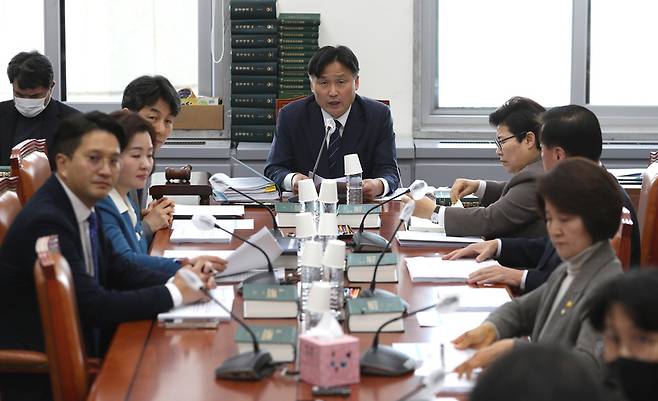 15일 국회 환경노동위원회 소회의실에서 열린 환노위 고용노동법안 심사소위원회 회의가 열리고 있다. 이날 회의에서는 노조법 2·3조를 개정하는 노동조합 및 노동관계조정법 일부개정법률안 등을 심사했다. / 사진=연합뉴스