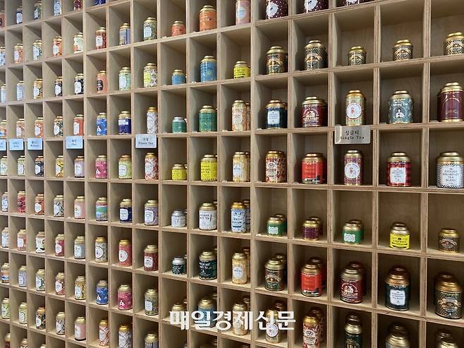 압끼빠산드 산차 부산본점에 자리해 있는 다양한 종류의 차. [이하린 기자]