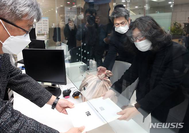 [서울=뉴시스] 김진아 기자 = 정성희 국회 법제사법위원회 수석전문위원이 9일 오전 서울 종로구 헌법재판소에서 김도읍 법사위원장의 위임을 받아 이상민 행정안전부 장관 탄핵 소추 의결서를 제출하고 있다. (공동취재사진) 2023.02.09. photo@newsis.com