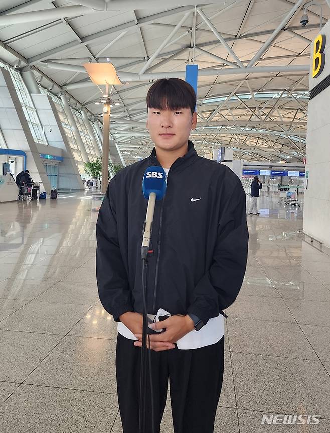[인천공항=뉴시스] 김희준 기자 = 2023 월드베이스볼클래식(WBC) 대표팀 전지훈련에 합류하기 위해 미국 애리조나주 투손으로 출국하는 두산 베어스의 곽빈. 2023.02.14jinxijun@newsis.com