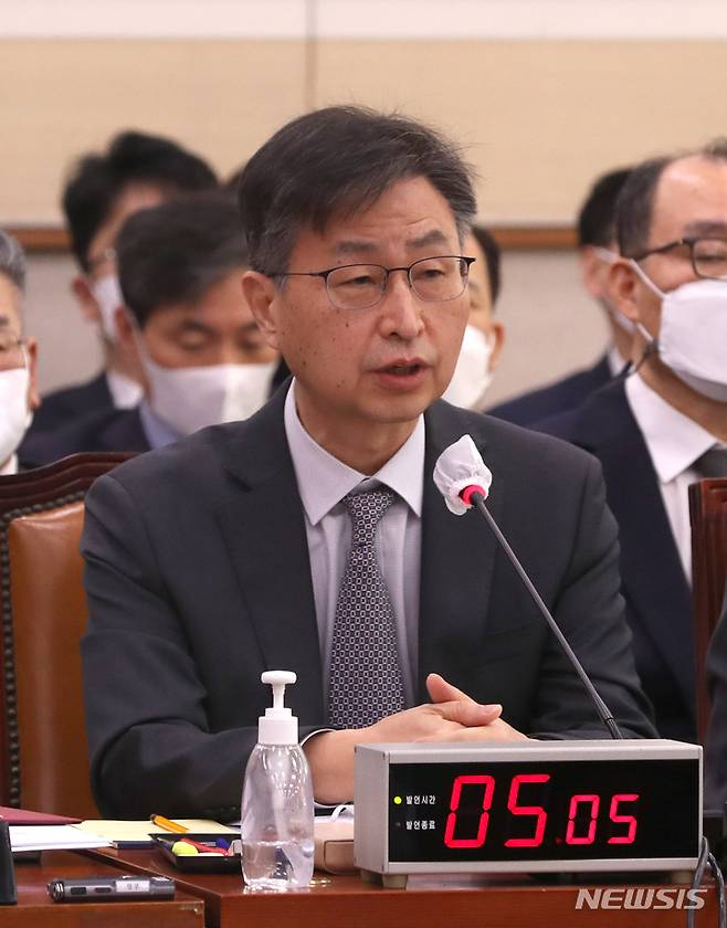 [서울=뉴시스] 전진환 기자 = 최재해 감사원장이 15일 오전 서울 여의도 국회에서 열린 법제사법위원회 전체회의에서 의원 질의에 답하고 있다. 2023.02.15 amin2@newsis.com