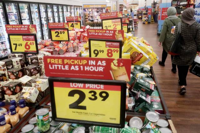 미국 로스앤젤레스의 한 마트에서 제품 할인 판매에 나서고 있다. AFP연합뉴스
