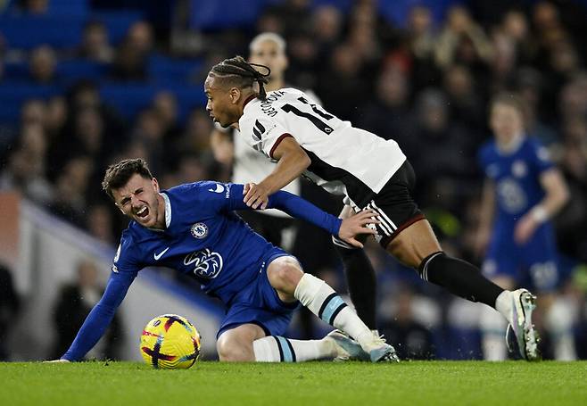 ▲ 이리 깔리고 저리 깔리는 첼시 미드필더 메이슨 마운트(왼쪽) ⓒ연합뉴스/REUTERS