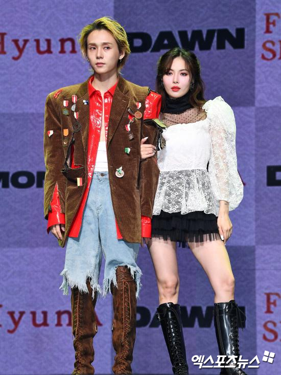 Singer Hyuna and Dunn have been released on the exhibition together with Stradivarius.Recently, Hyuna posted a photo of her visit to an Exhibition and shared her daily life at the Exhibition of Acquaintance, saying, Im touched..  ⁇  emotional.Hyunas acquaintance, Suzzana: Buried Alive, released a photo with Hyuna, who came to cheer her up.He showed his friendship with Hyuna, and he released a group photo.The artist tagged Hyuna and Dunns public account, and in a meeting with close acquaintances, Stradivarius Hyena and Dunns public move again sparked a reunion.Fans at home and abroad who have seen these photos have expressed their curiosity toward them, saying, They are still together, Are you starting again? I cry, and This is the photo uploaded by Hyuna.There has been a strong reaction since they have been keeping Silence in the suspicion of reunion that has been repeated many times in recent years.Hyena and Dawn, who had been loved by many for their public romances, said in November last year that they had broken up.However, after the announcement of Breakup, they left a trail on each others SNS, couple piercing, and stradivarius witnessing on domestic and overseas schedules.In particular, Lee Jin-ho said that Dunn was caught near Hyundais hostel in Singapore on the 2nd day of the Lee Jin-ho channel. Its a funny reality that you can not even say that you meet a lot and break up again. He said.Despite a variety of theories, these two sides still maintain Silence, and more attention is pouring from domestic and foreign fans.Amid the divided responses of excessive interest and reasonable curiosity, cheering continues for them, who were a public couple who received a lot of support.Even though they are not official schedules, they are reacting strongly in various communities. It is time to take care of waiting for a moment to draw attention to the couple they loved.Photo = DB, Hyuna, author Suzzana: Buried Alive