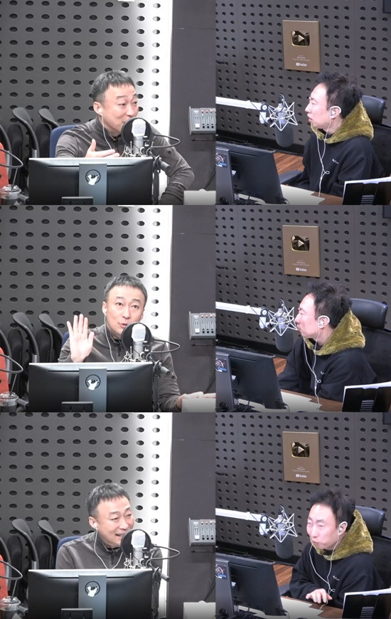 Lee Sung-min appeared on Radio show and told various episodes such as Behind the story of the youngest son of the conglomerate.Actor Lee Sung-min appeared as a guest in KBS Cool FM Park Myeong-sus Radio show (hereinafter Radio show) broadcast on the 15th.DJ Park Myeong-su said on the day, There was finally an uproar.Lee Sung-min, who won a favorable reputation as the founder of the Sunyang Group, Jin Yang-cheol, in the JTBC drama The youngest son of the conglomerate, which was broadcast last year, saying, I really like my brother.Park Myeong-su said, It was really hard for me and gave me a good opportunity. Today, I made up the emergency plan President, President, our president. I watched the Chaebol House drama in almost two days.(The acting) was horrifying, he said, revealing a trembling heart waiting for Lee Sung-min.Park Myeong-su toward Lee Sung-min, who appeared in the studio afterwards, said, Actually, you are young.(In the drama), did you intentionally make it old? Lee Sung-min laughed, Its because of the character, its still very young. Park Myeong-su also said, Hes only two years older than me. Hes a pit bull in the movie industry. He wasnt originally scheduled to be on our radio show, but he told me he had to be on the radio show.Lee Sung-min said on March 1 that the new movie Confidentiality is about to be released. The story was interesting.I always worry about the character that I can do, but the role of Sun Tae in Confidentiality was the character I wanted to play at least once.I had a lot of fun watching Lee Won-taes The Wicked Man, which directed Confidentiality, so I wanted to try it together.As for the movie Remember released last year and the drama The youngest son of the conglomerate, he said, I was only glad to be able to play such a character when acting.(Unintentionally, it continues to appear as an elderly character.) Now I have to change a little, I think a little these days, he laughed.Lee Sung-min, who said that he also referred to other presidents for the role of Chairman Jin Yang-chul in the youngest son of the chaebol, said, I did not know it would get so popular.Of course, the audience rating was high, but I did not realize it very much, but I received a lot of phone calls and texts, so I felt that I was giving a lot of attention. Im talking about this for the first time on this broadcast, and I have not seen the script since my role died, he laughed and said, What if I do not see the script? Park Myeong-su said, I knew I was going to die earlier than originally planned, but I lived longer than I thought.Park Myeong-su, who said, Is not it better to live longer? Park Myeong-su said, It was not good because other shooting schedules were behind it. As soon as I finished my work, I had to start shooting other works. I could not afford it.In the end, I actually did not know the contents, he said.It is actually a little difficult to talk about the break-even point, he said, cautiously speaking about the success of confidentiality.Nowadays, it is not the time for a movie to come out because there are a lot of audiences judging by the movie itself rather than the box office.So the actors are desperate, and somehow they are promoting so hard to announce the existence of the movie. Lee Sung-min then laughed once again when asked by a listener, Which word do you prefer, face genius or acting genius?Park Myeong-sus Radio show is broadcast every Monday to Sunday at 11 am.Photos = radio broadcast screen seen radio show