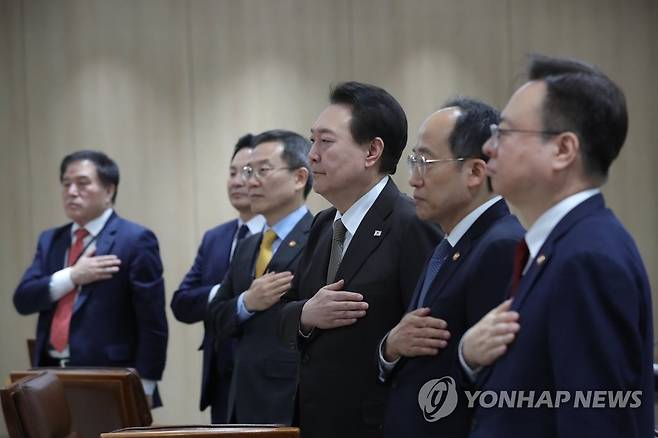 비상경제민생회의 참석한 윤석열 대통령 (서울=연합뉴스) 안정원 기자 = 윤석열 대통령이 15일 오전 서울 용산 대통령실 청사에서 열린  제13차 비상경제민생회의에서 국기에 경례를 하고 있다. 2023.2.15 [대통령실통신사진기자단] jeong@yna.co.kr