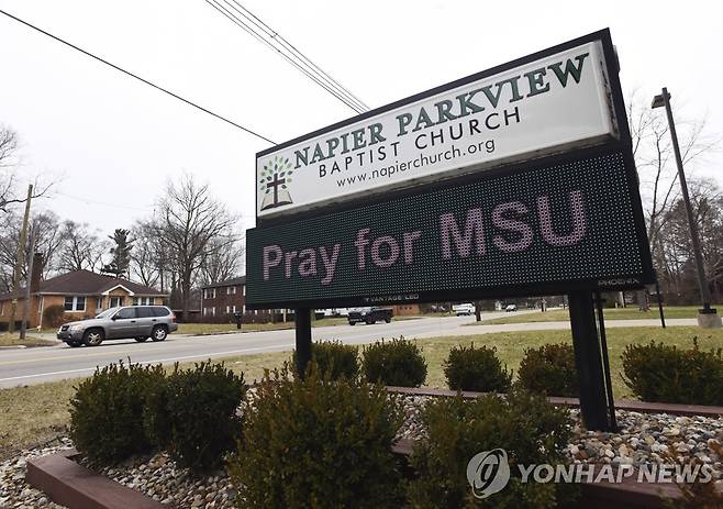 미시간주립대(MSU) 위한 기도 요청하는 인근 교회 [AP=연합뉴스 자료사진. 재판매 및 DB 금지]