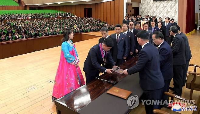 북한, 국가학위학직 수여 (평양 조선중앙통신=연합뉴스) 북한 조선중앙통신은 3일 태양절을 맞아 지식인들에게 국가학위학직을 수여했다고 전했다. 2019.4.3 
    [국내에서만 사용가능. 재배포 금지. For Use Only in the Republic of Korea. No Redistribution] photo@yna.co.kr