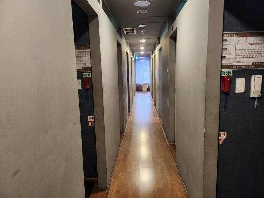 16일 오후 2시쯤 찾아간 대전 서구 둔산동 일대 한 룸카페. 마치 고시원을 형상한듯 여러 개의 방이 다닥다닥 붙어있는 모습을 볼 수 있다. 사진=이태희 기자