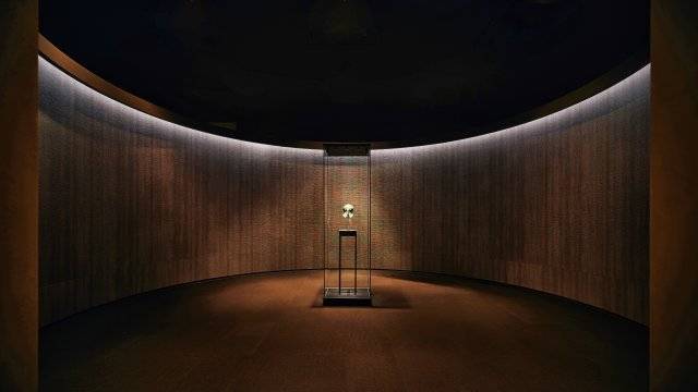 서울 용산구 국립중앙박물관이 지난해 12월 새롭게 단장한 ‘기증실’에 놓인 ‘손기정 기증 청동투구’의 모습. 국립중앙박물관 제공