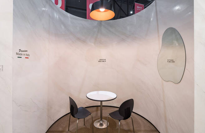 삼화페인트가 건축 전문박람회 2023 코리아빌드에서 선보인 유럽의 라임 페인트.