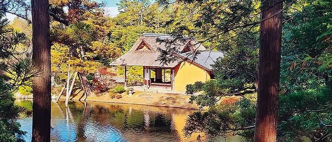 가쓰라리큐 정원의 하이라이트 쇼킨테이(松琴亭) 다실. 지붕이 세 가지 형태를 갖고 있어 보는 방향에 따라 정자의 모습도 다르게 보인다.