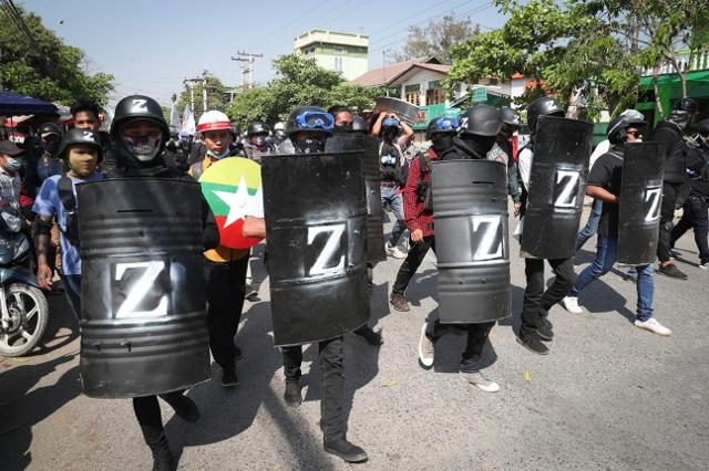 2021년 3월 5일 미얀마 만달레이에서 쿠데타에 저항하는 시민들이 'Z'세대를 의미하는 알파벳이 적힌 임시 방패를 들고 군경과 대치하고 있다. 만달레이=AP 연합뉴스 자료사진