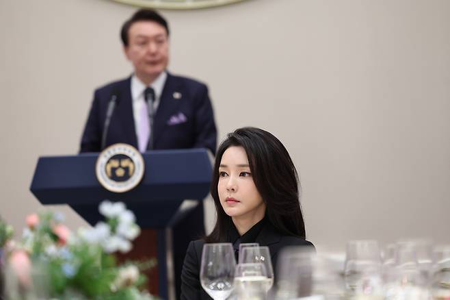 김건희 여사가 지난달 31일 청와대 영빈관에서 열린 주한 외교단을 위한 신년인사회에서 윤석열 대통령의 오찬사를 경청하고 있다. 대통령실 제공