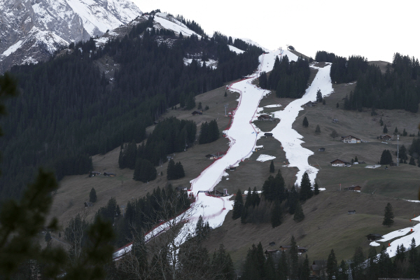 지난달 6일 기후변화로 눈이 사라지고 있는 스위스의 한 스키장. AP 연합뉴스